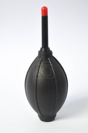 Foto de Bomba de soplador de aire de goma limpiadora de polvo para cámara y lentes aisladas sobre fondo blanco, bomba de soplador de aire limpiador de cámara - Imagen libre de derechos