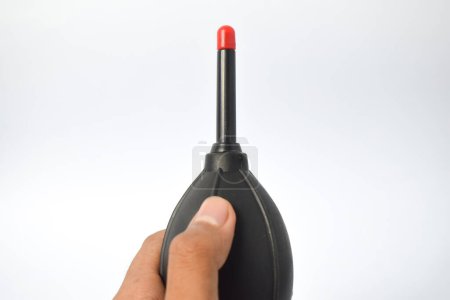 Foto de Limpiador de polvo de mano Bomba de soplador de aire de goma para cámara y lentes aisladas sobre fondo blanco, bomba de soplador de aire más limpia cámara - Imagen libre de derechos
