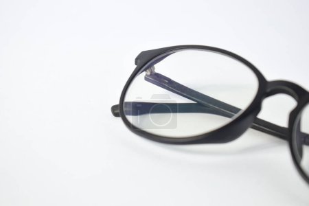 Foto de Gafas graduadas montura negra unisex aisladas sobre fondo blanco - Imagen libre de derechos