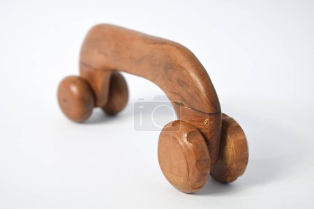 Foto de Herramientas de masaje de madera rodante, herramientas de masaje de cuatro ruedas aisladas sobre fondo blanco - Imagen libre de derechos