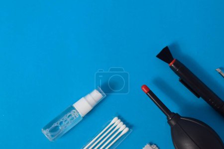 Téléchargez les photos : Set de nettoyage pour ventilateur de caméra, microfibre, brosse et plus. Isolé sur fond bleu - en image libre de droit
