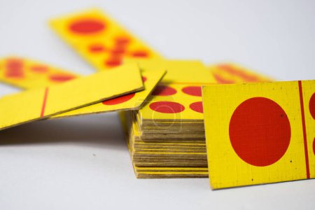 Téléchargez les photos : Dominos jouer aux cartes isolé fond blanc, jaune rouge dominos cartes - en image libre de droit