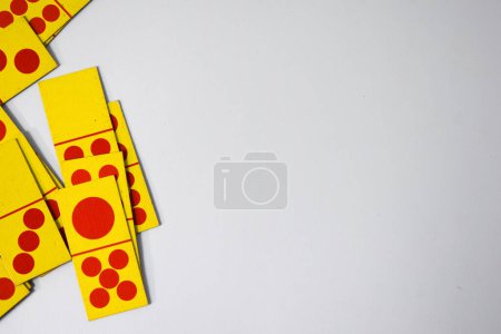 Foto de Dominó jugando cartas aisladas fondo blanco, amarillo rojo dominó tarjetas - Imagen libre de derechos