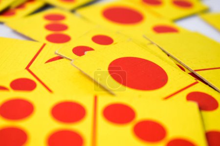 Foto de Dominó jugando cartas aisladas fondo blanco, amarillo rojo dominó tarjetas - Imagen libre de derechos