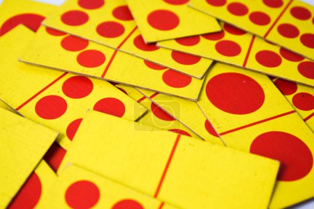 Téléchargez les photos : Dominos jouer aux cartes isolé fond blanc, jaune rouge dominos cartes - en image libre de droit