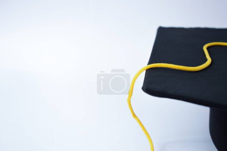 Téléchargez les photos : Gros plan Chapeau de graduation noir et Tassel jaune isolés sur fond blanc - en image libre de droit