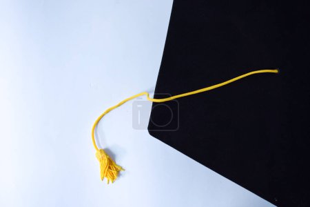 Foto de Sombrero de graduación negro de primer plano y borla amarilla aislados sobre fondo blanco - Imagen libre de derechos