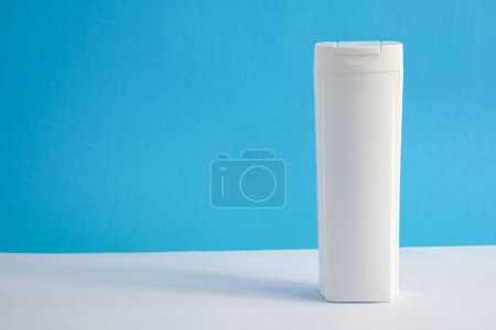 Foto de Botella blanca champú en blanco para maqueta con fondo azul, belleza cuidado de la salud botella maqueta. - Imagen libre de derechos