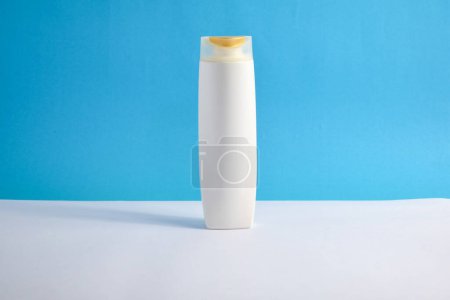 Foto de Botella blanca champú en blanco para maqueta con fondo azul, belleza cuidado de la salud botella maqueta. - Imagen libre de derechos