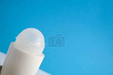Téléchargez les photos : Bouteille blanche déodorant blanc pour maquette sur fond bleu, maquette de produit, soins de santé des aisselles, soins du corps - en image libre de droit