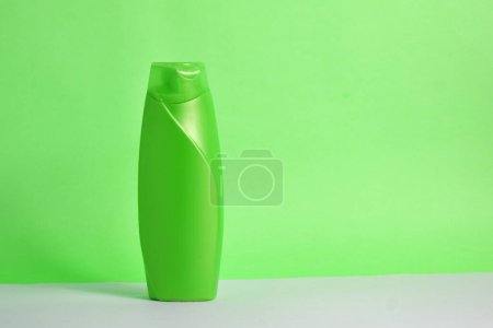 Téléchargez les photos : Bouteille vierge verte shampooing minimaliste boulangerie, bouteille de soins capillaires modèle produit. - en image libre de droit