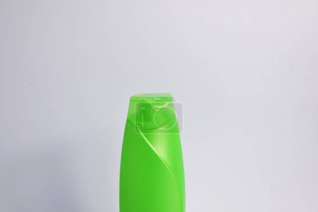 Téléchargez les photos : Bouteille vierge verte shampooing minimaliste boulangerie, bouteille de soins capillaires modèle produit. - en image libre de droit