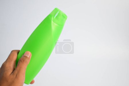 Foto de Verde botella en blanco champú minimalista bakcground, botella de cuidado del cabello se burlan de producto. - Imagen libre de derechos