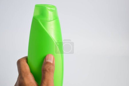 Foto de Verde botella en blanco champú minimalista bakcground, botella de cuidado del cabello se burlan de producto. - Imagen libre de derechos