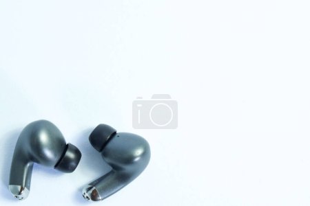 Foto de Auriculares inalámbricos de plata o auriculares se llama TWS, verdadero strereo inalámbrico para reproducir música sin cable jack audio aislado en fondo whote - Imagen libre de derechos