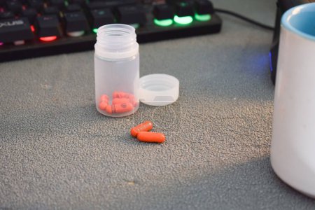Téléchargez les photos : Capsule de pilule médicale et bouteille avec tasse ou verre d'eau sur l'espace de travail de table - en image libre de droit