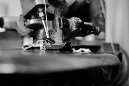 Foto de Vintage Black and White Close up Serger o Overlock Machine con hilos, concepto vintage en blanco y negro - Imagen libre de derechos