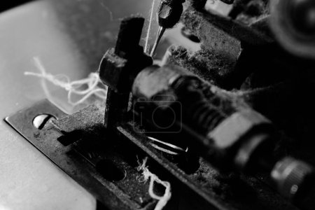 Foto de Vintage Black and White Close up Serger o Overlock Machine con hilos, concepto vintage en blanco y negro - Imagen libre de derechos