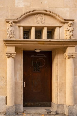 Téléchargez les photos : Vieille porte en pierre dans la ville de Stuttgart, Art Nouveau. - en image libre de droit