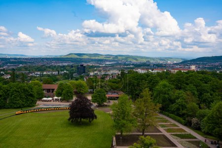 Téléchargez les photos : Vue de la tour à Stuttgart, vue sur la ville, parc, vue sur la ville d'une hauteur, jour d'été, ciel bleu, collines au loin, beau paysage. - en image libre de droit