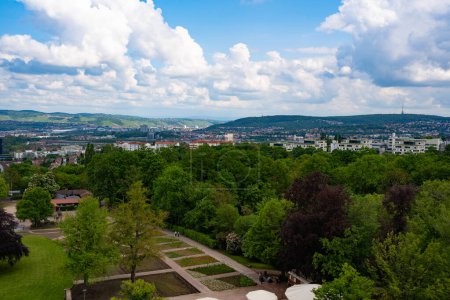 Téléchargez les photos : Vue de la tour à Stuttgart, vue sur la ville, parc, vue sur la ville d'une hauteur, jour d'été, ciel bleu, collines au loin, beau paysage. - en image libre de droit