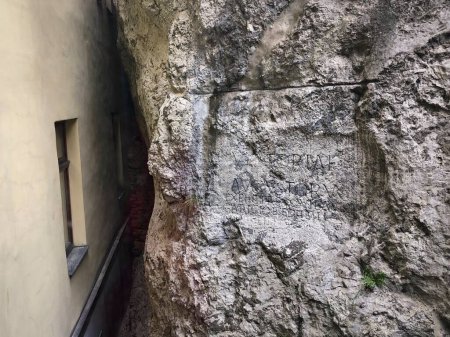 Foto de Trencin, Eslovaquia, 2023: Una inscripción tallada en una roca, dejada atrás por las legiones romanas. Es del año 179. Es el monumento epigráfico romano más importante de Europa Central al norte del Danubio, conservado in situ. - Imagen libre de derechos