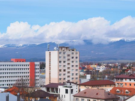 Téléchargez les photos : Poprad, Slovaquie, 16 avril 2023 : Environs de la gare. Les Hautes Tatras en arrière-plan. - en image libre de droit