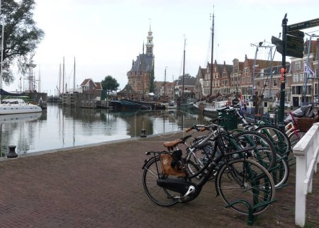 Téléchargez les photos : Vue du paysage urbain du bâtiment dans la Corne, Pays-Bas près du navire portuaire. - en image libre de droit
