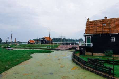 Téléchargez les photos : Belle vue sur le village près du navire portuaire à Enkhuizen Pays-Bas. - en image libre de droit