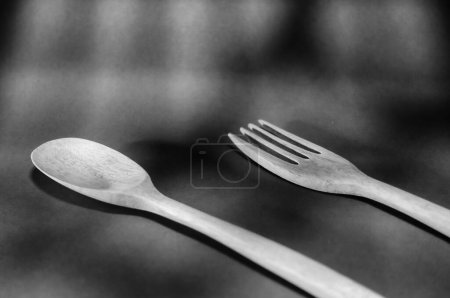 Téléchargez les photos : Cuillère et fourchette en bois en photographie noir et blanc. Studio tournage à l'intérieur, jour. - en image libre de droit