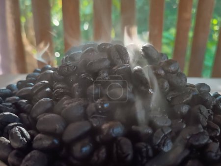 Téléchargez les photos : Over Cooked coffee beans with sun light in the background - en image libre de droit
