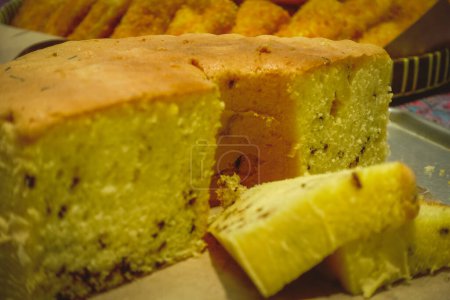 Téléchargez les photos : Closeup picture of sliced homemade sponge cake - en image libre de droit