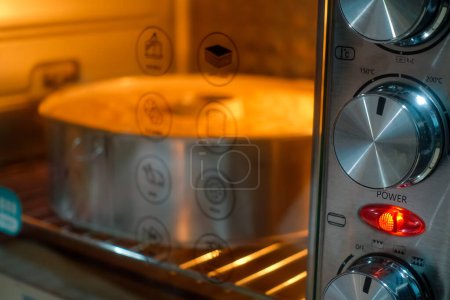 Téléchargez les photos : Controller buttons on the electric oven, a baking machine to make a cake - en image libre de droit