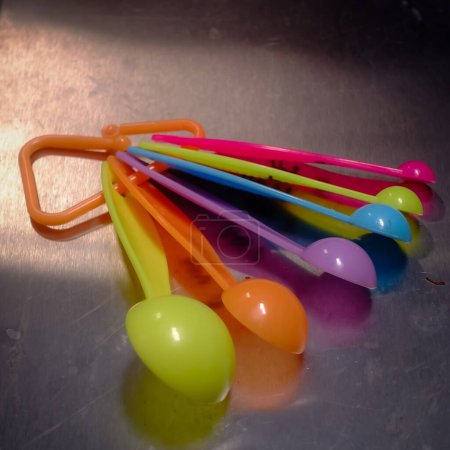 Téléchargez les photos : Various colors of the spoon measurements - en image libre de droit