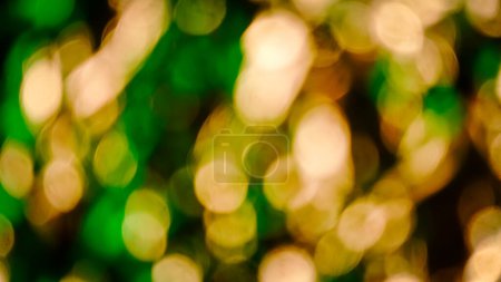 Téléchargez les photos : Fond bokeh jaune et vert clair, design pour toile de fond, fond de Noël, Pâques, jour de la fierté. Design élégant avec espace de copie. - en image libre de droit