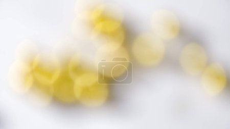 Téléchargez les photos : Fond de bokeh jaune, conception pour toile de fond, fond de Noël, Pâques, jour de la fierté. - en image libre de droit