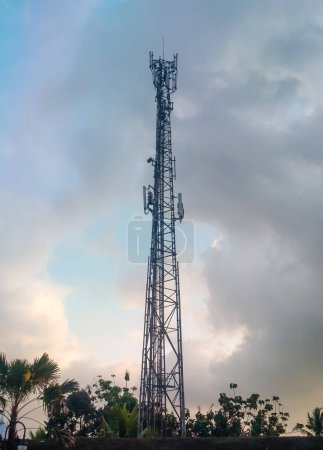 Foto de Torre de abeto proveedor de señal aislado en fondo dramático. - Imagen libre de derechos