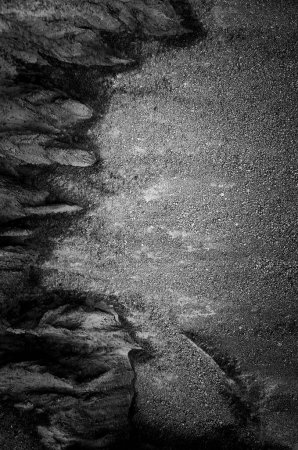 Téléchargez les photos : Texture de fond de sable sur noir et blanc - en image libre de droit