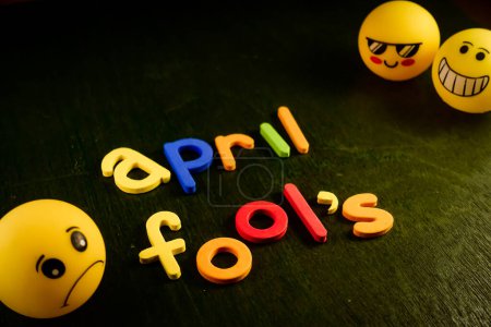 Téléchargez les photos : Idiot d'avril ou concept de fond de vadrouille d'avril, fond coloré avec émoticône jaune. - en image libre de droit