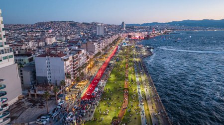 Foto de Eid cortege with people carrying the big Turkish flag in the Republic Day celebrations in Izmir - Imagen libre de derechos