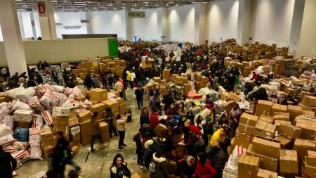 Foto de People bringing and collecting relief supplies after the great earthquake in Turkey photos : 06.02.2023 - Imagen libre de derechos