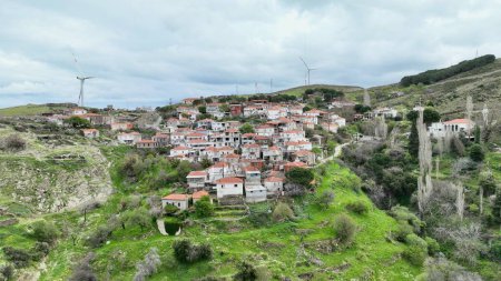 Foto de Fotografía aérea del histórico pueblo Sarpincik de Karaburun, construido a orillas del mar Egeo. Foto de alta calidad - Imagen libre de derechos
