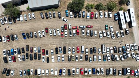 Téléchargez les photos : Vue aérienne complète des voitures dans le parking. Photo de haute qualité - en image libre de droit