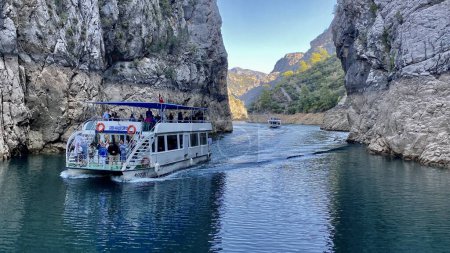 Foto de Barco turístico en el embalse Green Canyon, Manavgat, Turquía. Agua azul y montañas detrás. - Imagen libre de derechos