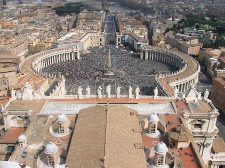 Foto de Multitudes reunidas en la Plaza de San Pedro, Ciudad del Vaticano, Roma, Italia, el 2 de abril de 2005, día en que murió el Papa Juan Pablo II. - Imagen libre de derechos