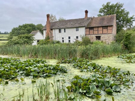 Foto de Brockhampton, England, August 30, 2021. 600 year old English Manor House in the Herefordshire Countryside. National Trust. - Imagen libre de derechos