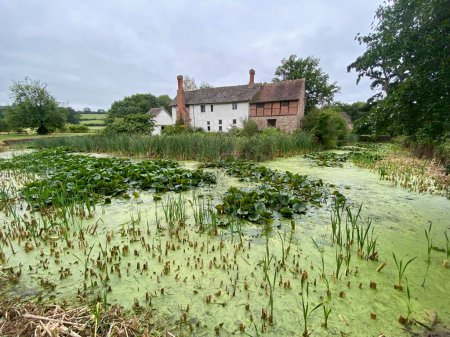 Foto de Brockhampton, England, August 30, 2021. 600 year old English Manor House in the Herefordshire Countryside. National Trust. - Imagen libre de derechos