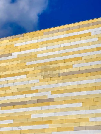 Foto de Abstract tile shapes on building with blue sky. - Imagen libre de derechos