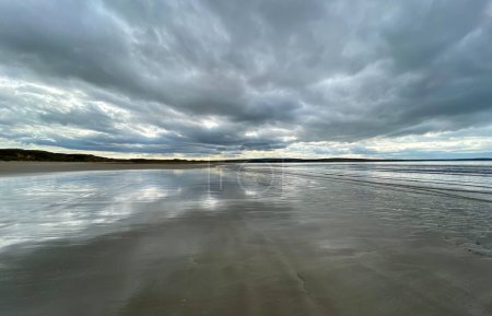 Foto de Carradale Bay Beach, Scottish Highlands, Beach and sea under heavy sky. - Imagen libre de derechos