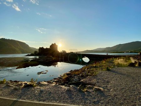 Téléchargez les photos : Kyle of Lochalsh, Scotland, September 18, 2020. Eilean Donan Castle with the sun setting behind. Ancient Castle in The Scottish Highlands. - en image libre de droit
